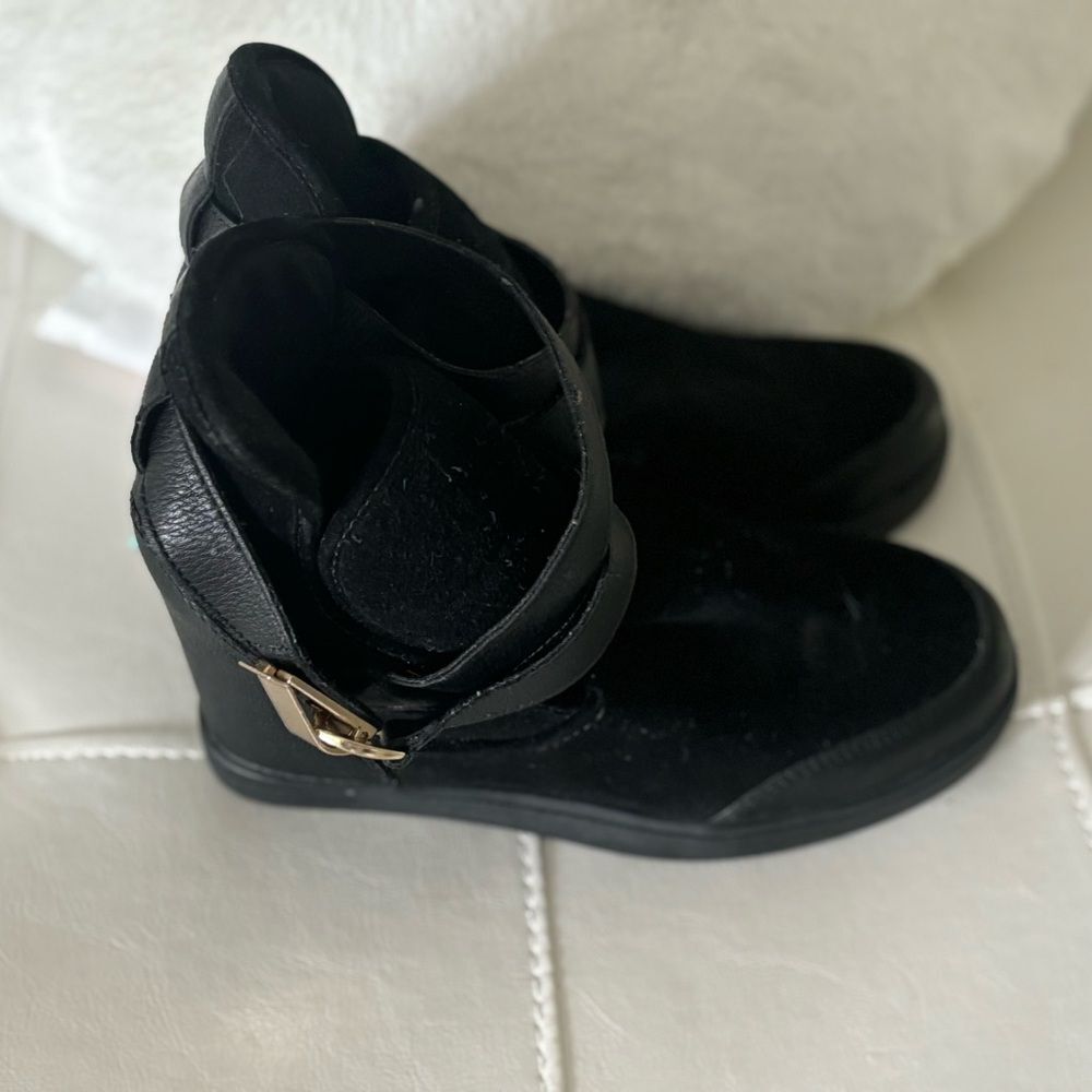 Discover the Aldo Sudue Black Boot, an essential addition to your footwear